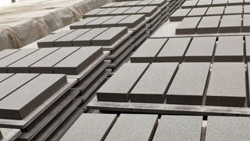 PC磚生產(chǎn)現(xiàn)場(chǎng)