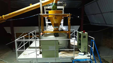 PC仿石透水磚生產(chǎn)現(xiàn)場(chǎng)