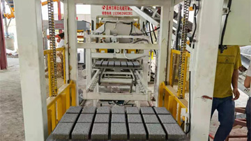 PC仿石透水磚生產(chǎn)現(xiàn)場(chǎng)