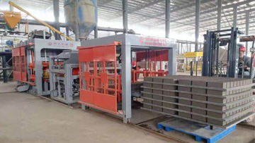 免托板磚機(jī)與普通水泥免燒磚機(jī)并行生產(chǎn)